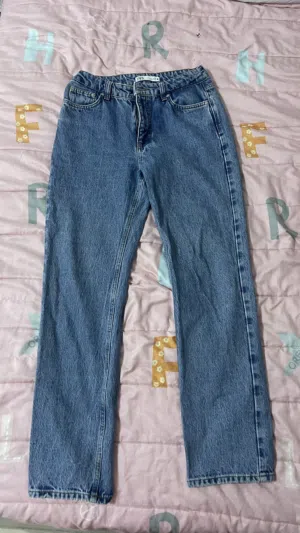 بنطلون جينز فاتح من Zara  Made in turkey  قياس 38