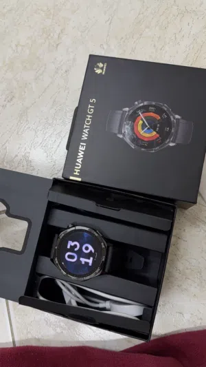 ساعه HUAWEI WATCH GT 5 النضافه 95% وبيها مجال حك جيه كامل ملحقات ساعه سبب بيع اريد اجدد