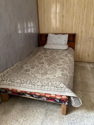 سرير نجارة عراقية مع التاج والفراش
