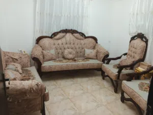 كنب كلاسيكي فاخر للبيع بسعر مغري