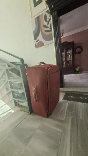 شنتة سفر كبيرة فيها فرط بزاوية واحدة ما بتأثر علاستخدام "علأكيد"حجم كبير و عملية  جدا و قوية