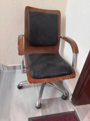 مكتب خشب ثقيل مع كرسي مكتب متحرك بعجلات للبيع