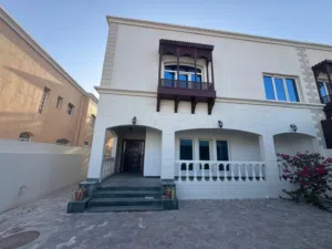 للبيع فيلا في الخوض الثالثة بالقرب من مسجد البركة وعلى شارع مزون