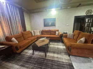 طقم كنب للبيع مع طاولات الموقع الزرقاء الجديده السعر قابل للتفاوض