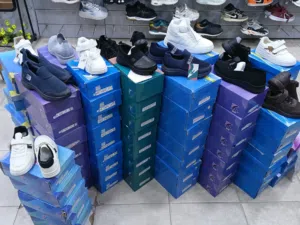 شروة أحذية جديد بعلبهم صيني ولادي وستاتي للبيع