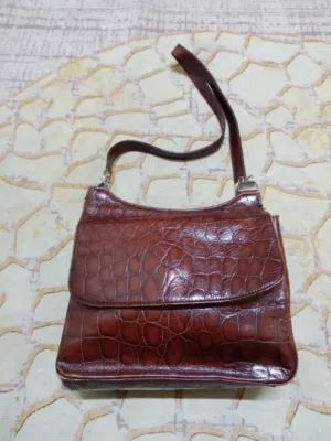 شنطة وحقيبة جلدية فاخرة وانيقة للسيدات بلون بني أنيق وفاخر مصنوعة من الجلد الإيطالي  الأصلي 100%