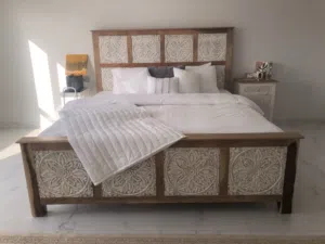 سرير ملكي فاخر مع طاولة جانبية – طراز هندي أصيل Luxurious King-Size Bed with Side Table