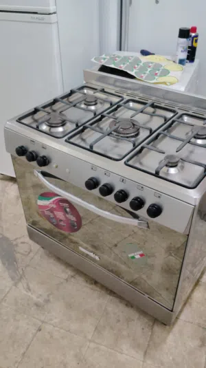 نبيع طباخ لاجرمان ايطالي 5 شعله بحاله ممتازه اشعال ذاتي كامل ليت اضاءه في الفرن مروحه توزيع الحراره