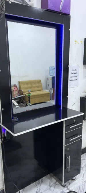 السلام عليكم ميز صالون حلاقه رجالي نسائي ويرهم للغرف نوم مستعمل قليل السعر 150 وبي مجال