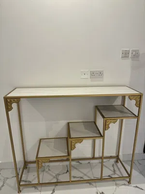 طاوله استقبال أنيقة للبيع – 20 دينار فقط