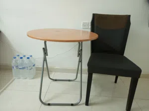 طاولة وكرسي