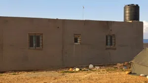 استراحة صغيرة للبيع بالجبل الاخضر مقابل البحر