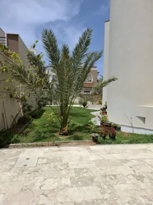 فيلا مفروشة بالأثات .