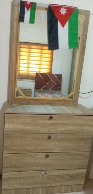 للبيع السريع غرفة نوم عصرية بحالة ممتازة استعمال شهر