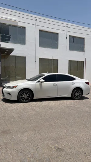 لكزس es 350 موديل 2017 نظيف وقابل للتفاوض بالمعقول