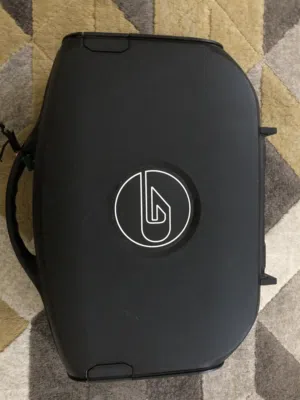 gaems vanguard personal gaming environment، وهو عبارة عن شاشة ألعاب محمولة مدمجة في حقيبة متينة.
