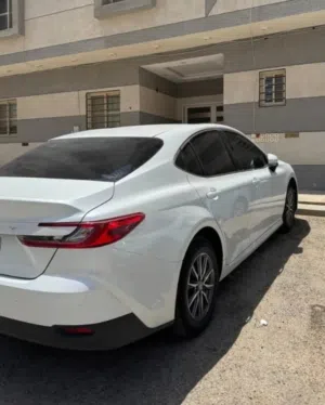 كامري 2025 E ماشية 9000 لون لؤلؤي بوي وكالة مع شايب محافظ عليها جدا عبداللطيف جميل عبداللطيف جم