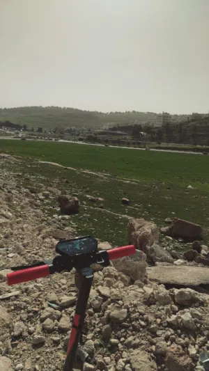 سكوتر كهربائي شاشه ديجيتال ما شاء الله عليه بمشي تقريبا 22 كيلو وع التطبيق بعطيك 30 حسب المسافه.....