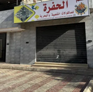 محل للايجار في شارع مطاعم ارض بن علي الخلفي متكون من صاله و مطبخ منفصل