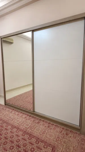 كبت ملابس و مكتبة تلفزيون