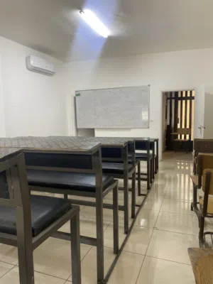 أثاث مركز تعليمي فاخر للبيع الكرسي بذراع بسعر دينار ونصف