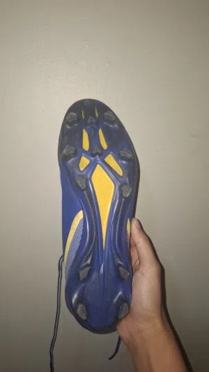 متوفر حذائين من اديداس ونايك