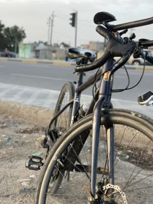 بايسكل رياضي رود شتريته 200ما مشيت بي منا لهنا غير بس حطيت اله ذراعات وكلوب وسويت البريك فول البريك