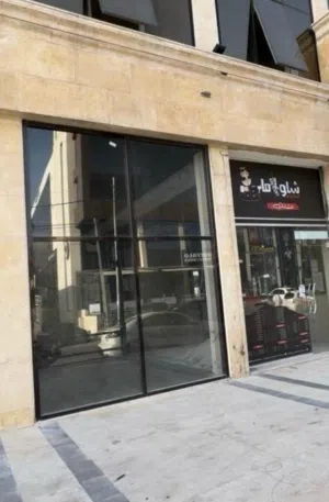 محل بابين مع ترس موقع مميز جداً مساحة المحل 200 متر للإيجار