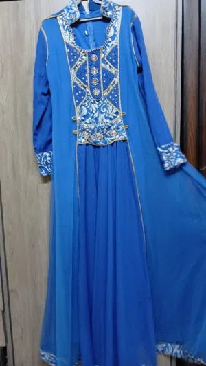 فساتين سهرة وجاكيتات ماركا