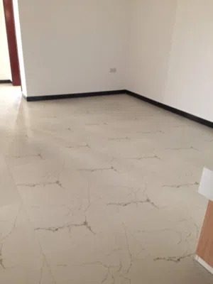 شقة للإيجار في مسقط الموالح من ثلاثة غرف وثلاثة حمامات وصالة ومطبخ جاهز في مكان هادئ إستراتيجي
