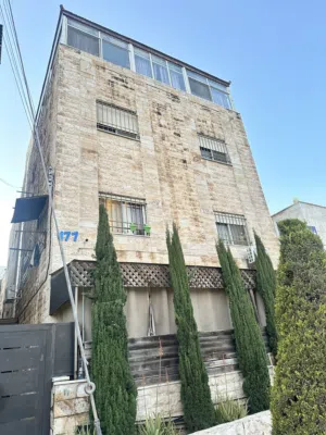 شقه سكنيه مميزه مع روفها للبيع من المالك مباشرة سعر حرق