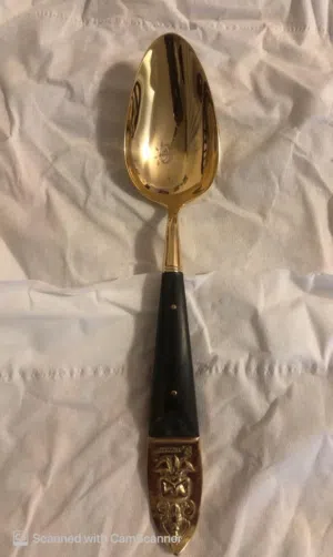 معالق وشوكه طعام مطلى ذهب ويد عاج اسود