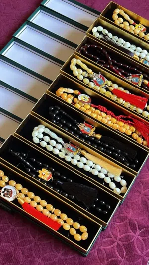 عندنا مسابيح ب شعارات دول مختلفه و الأسعار ارخص عن السوق
