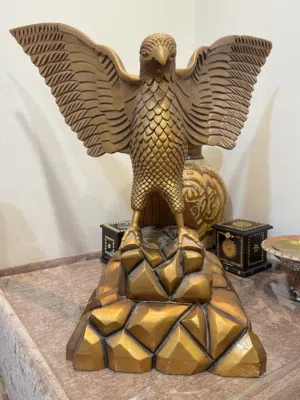 مجسم صقر ذهبي