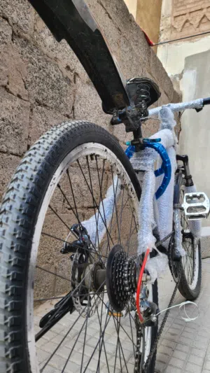 سيكل جبلي مقاس 26 مع فرامل ديسك ومساعدات بحالة ممتازة