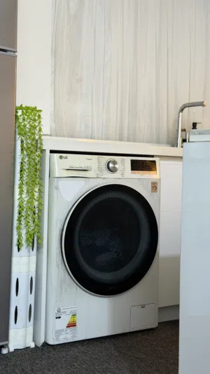 غساله ملابس كامله مواصفات بدون اي خلل وضرر فقط صفار اثر دخان حدث بالبيت