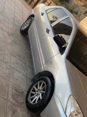 سيارة ميتسوبيشي لانسر GLS موديل 2005 لون فضي بحالة جيدة مع حادثة سابقة