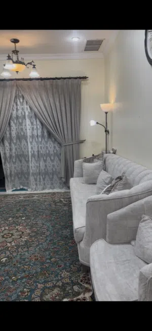 طقم كنب نظيف مع الستاير
