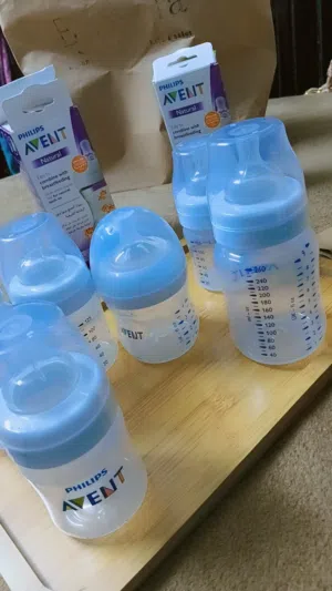 مجموعه من زجاجات الحليب من فيليلبس مصممه لتسهيل الرضاعه الطبيعيه