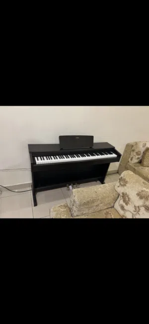 للبيع بيانو بحاله جيده فيه كسر خلفي مايأثر على الاستعمال و مايبين و يحتاج واير حك الدواسات لاغير