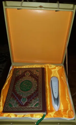 قلم قراءة القرآن الكريم الناطق مع مجموعة كتب تعليمية - بحالة ممتازة