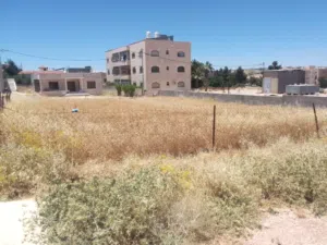 ارض سكنية للبيع في مادبا حي النديم على شارعين تصلح لاسكانات او لشخين