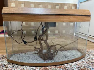 حوض اسماك مع كامل مستلزماته