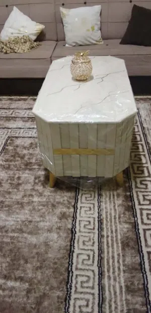 طاولات جديد ة وحدة كبيرة مع طاولتين جانيبه للبيع