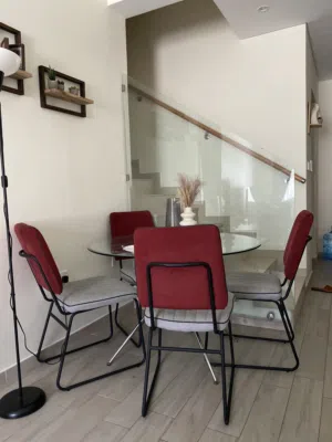 طاولة زجاجية دائرية مع اربع كراسي