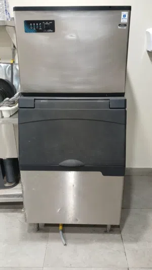 هذه آلة صنع الثلج التجارية من علامة آيس ترو (Icetro)، وتحديداً الطراز IM-500AD.