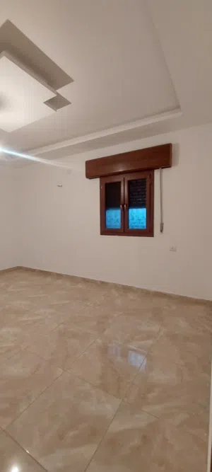 شقة دور اول مدخل مشترك زناته الجديده قرب بريوش الحاج فتحي زناته