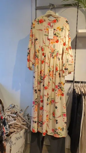 ملابس نسائية للبيع في السيديه