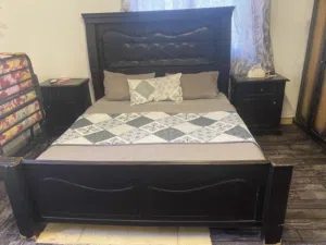 تخت مع فرشة مع اغراضه