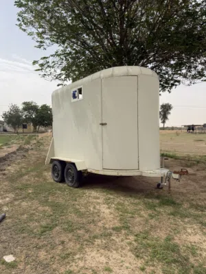 عربة نقل خيول